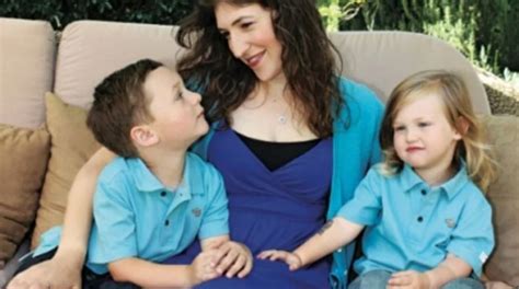 Mayim Bialiks Former Husband, Kids, Who Shes。